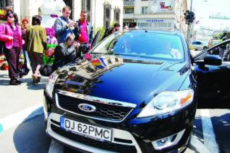 Limuzina Ford, la scara primarului