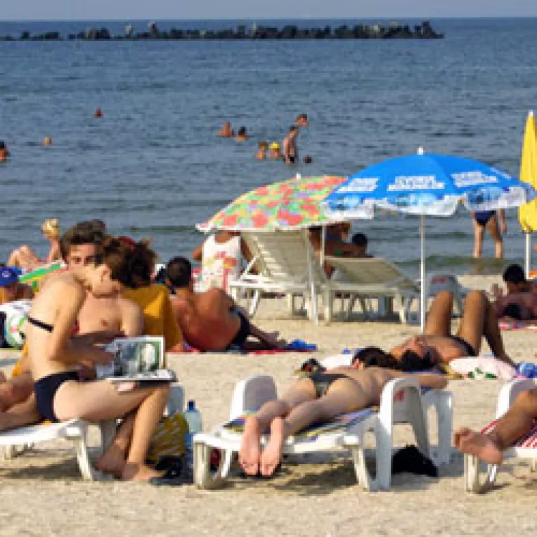 Litoralul romA¢nesc are si hoteluri bune, si plaja acceptabila