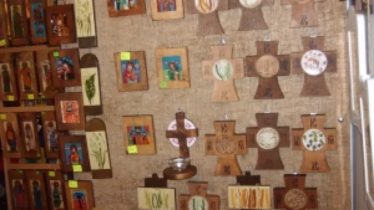 Liviu Flesariu si fiica sa, Doina: "Icoane pictate pe sticla si crucifixuri din lemn!"