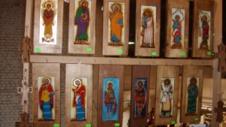 Liviu si Doina Flesariu: "Crucifixuri din lemn si icoane pe sticla, cu tema religioasa sau imagini care reprezinta Craciunul!"