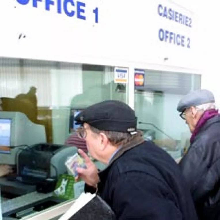 Luati credite in moneda in care sunteti platiti!