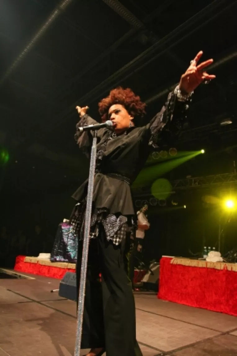 Macy Gray canta "Nothing Else Matters"