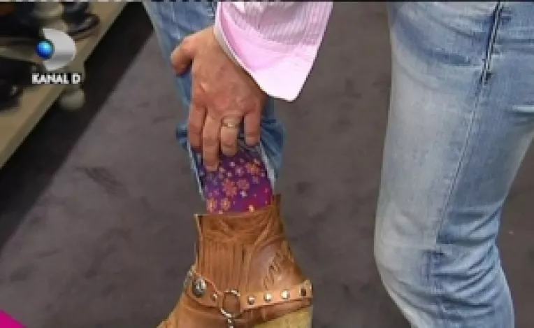 Madalin Ionescu are look WOW: Camasa roz, papion verde si sosete extrem de colorate 