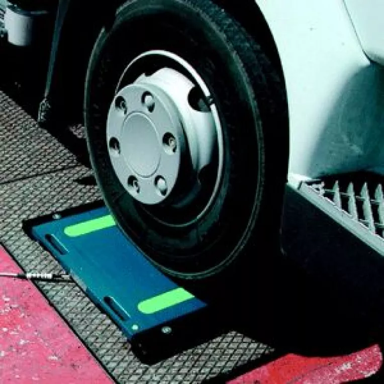 MAE avertizeaza:
Ungurii dau amenzi de pana la 1300 de euro pentru depasirea gabaritului la TIR-uri