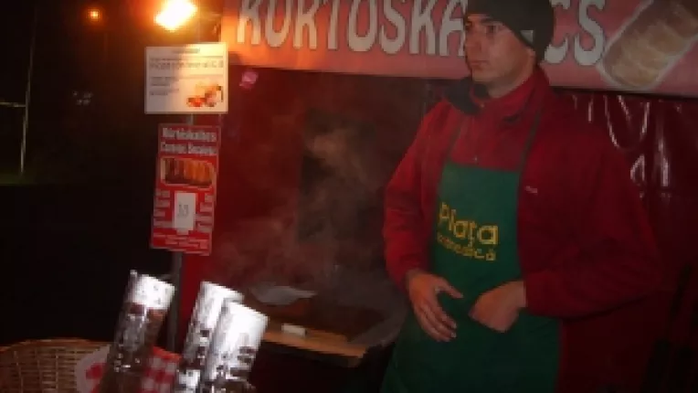 Magyari Attila: "Kurtos kolacs din nuca, cocos si scortisoara, la targul Piata Taraneasca de la MTR!"