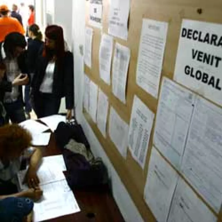 Majoritatea romanilor au de primit bani de la stat