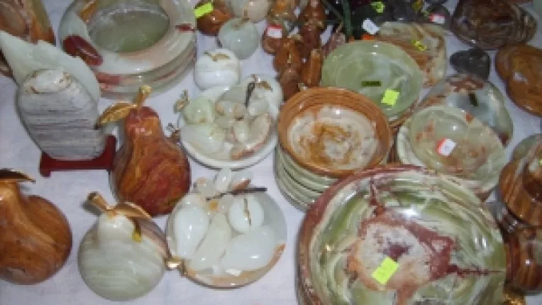 Manu Nasiri: "Am adus un telefon functional din onix si pahare din onix!"