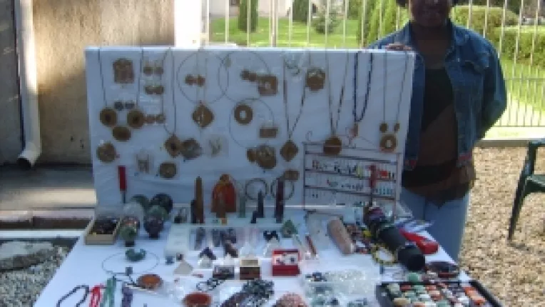 Maria Luiza: "Bratari din lapis lazuli si coliere din seminte de asai!"