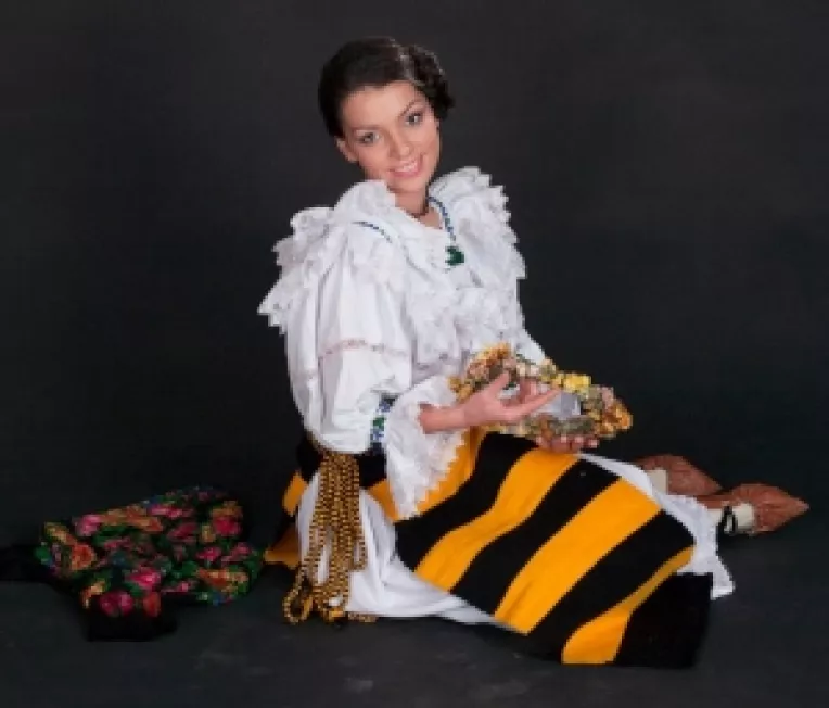 Maria Luiza Mih, singura cantareata din Romania care canta pe doua voci in acelasi timp!

 

