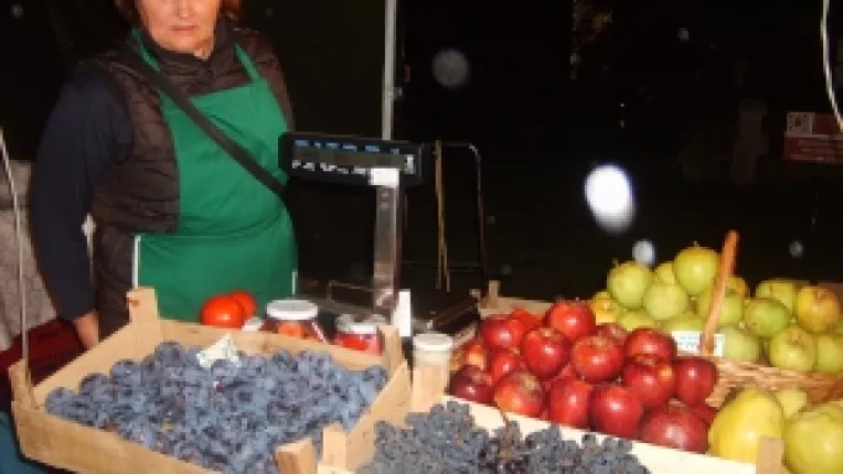 Maria Petcu din Giurgiu: "Prune, struguri si gutui, la standul nostru din cadrul targului Piata Taraneasca si Mester(Esti)!
