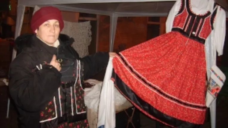 Maria Salai: "Am venit la targul Piata Taraneasca cu lucruri facute de mana: tesaturi, broderii si bluze traditionale!"