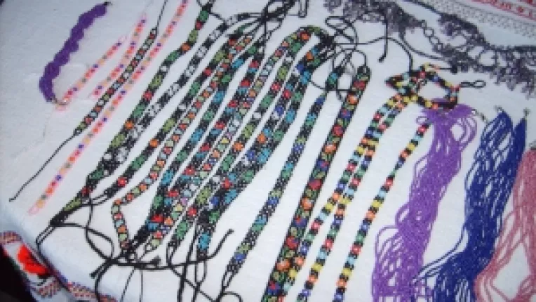 Maria Zapca din Maramures: "Batice din bumbac si bratari din margele!"