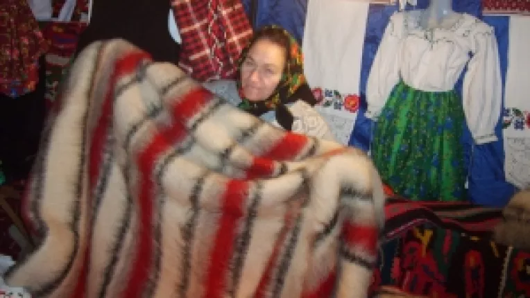 Maria Zapca din Sapanta, Maramures: "Am adus la targul de la Universitate camasi traditionale din lada de zestre si covorase din lana!"