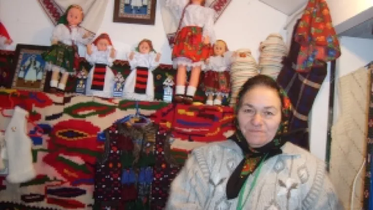 Maria Zapca: "Prin papusile imbracate de mine, aratam portul popular din Romania!"