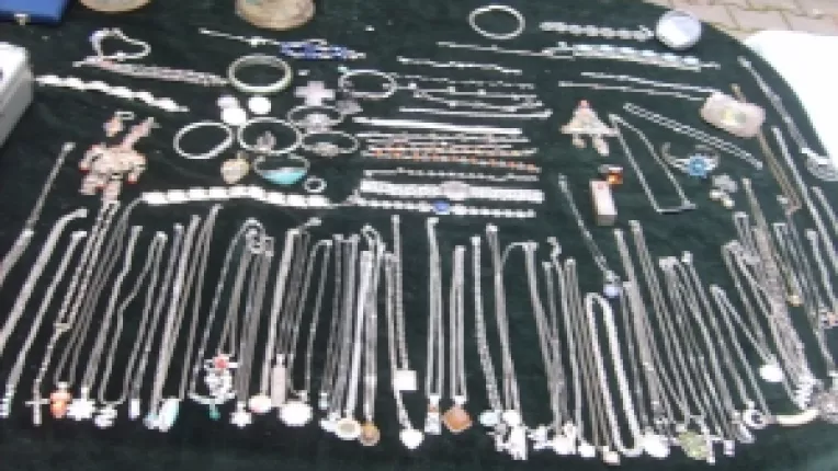 

Marin Ghita din comuna Buzescu: "Bijuterii vechi, din argint, la targul de la MTR!"