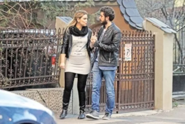 Marius Moga si iubita insarcinata locuiesc cu chirie, desi au o vila in comuna Cernica