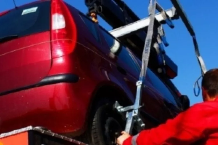 Masinile parcate neregulamentar nu mai pot fi ridicate de autoritati