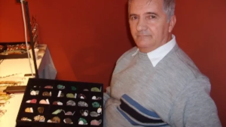 Maxim Hiruta: "Cercei montati in argint, cu pietre si pandante din agat de Peru si malachit!"
