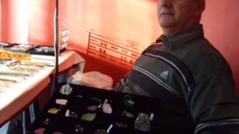 Maxim Hiruta: "Coliere din chihlimbar si pandante din zoisit cu rubin si turmalina galbena!"