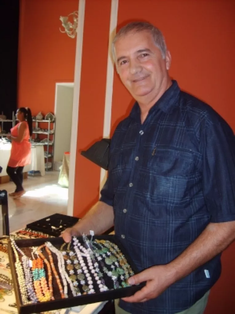 Maxim Hiruta: "Pandantive din labradorit si jaspuri de toate nuantele!"