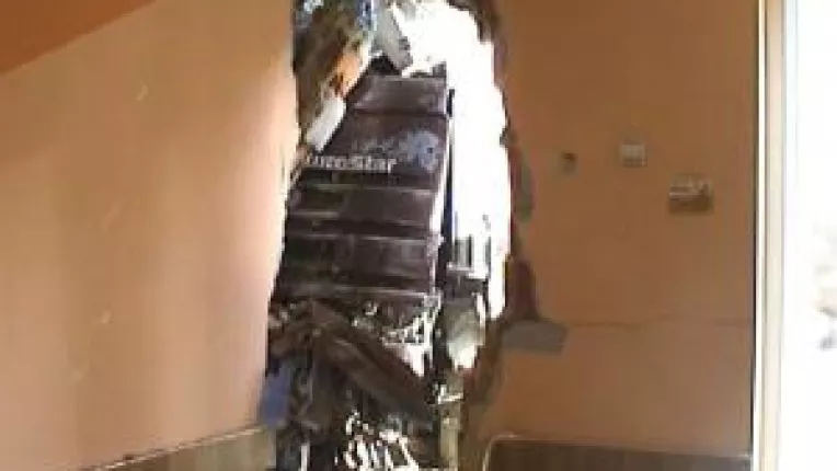 Mehedinti: Un tir s-a oprit intr-un magazin din Bistrita