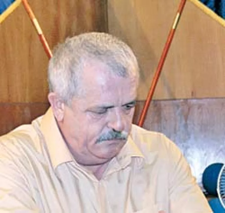 Membrii consiliilor locale si judetene au adormit ascultandu-l pe Remes