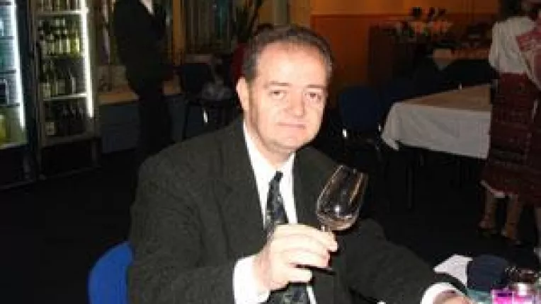 Meserii nascute din pasiune pentru gust. Bani din degustarea vinului