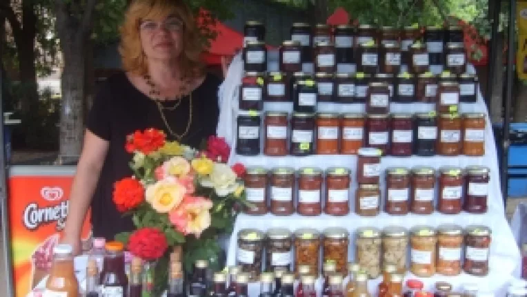 Mihaela Enache: "Dulceturi fara zahar si zacusca, la targul Piata Taraneasca si Mester(Esti)! de la MTR!"

