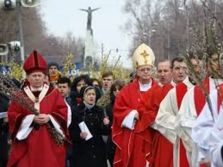Mii de credinciosi romano-catolici participa la procesiunea de Florii organizata pe strazile Bucurestiului