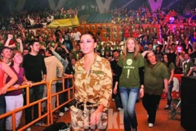 Militarii critica aparitia Elenei Basescu in uniforma Armatei Romane, in timp ce civilii fac haz 

