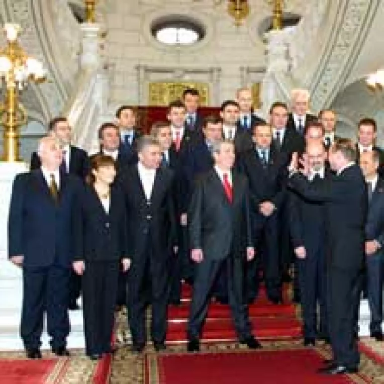 Ministrii au jurat si s-au apucat de munca