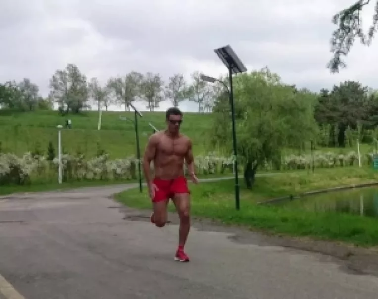 Mircea Badea alearga la bustul gol in Parcul Tineretului!
