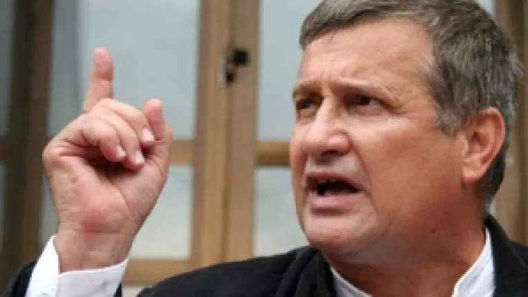 Mircea Dinescu: Sper ca Traian Basescu sa dispara din politica!