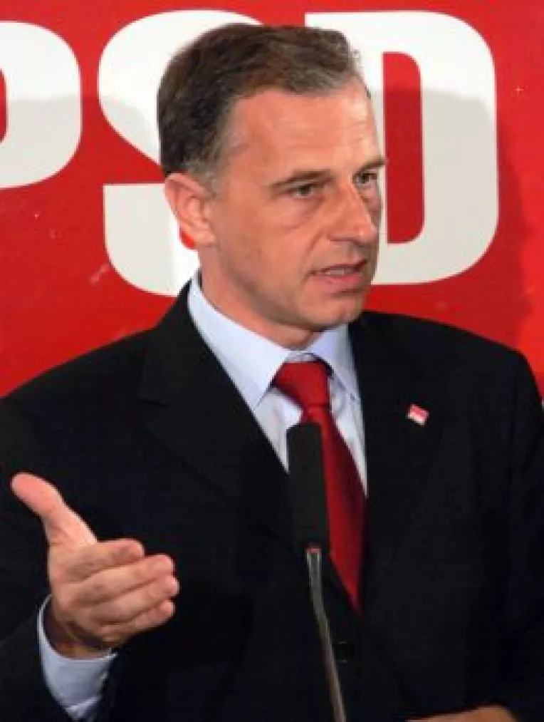 Mircea Geoana vrea sa "stinga" isteria flacarii violet