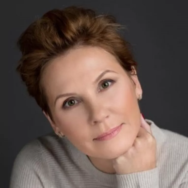 Miriam Eugenia Soare nu este entuziasmata de ipocrizia si cabotinismul premierului Ciolos, un barbat cam uratel si pirpiriu, care zboara la clasa economic si aduna gunoaie pe maidan