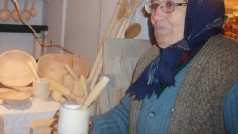 Mojar din lemn, la standul familiei Lepadatu, in cadrul targului de la Universitate