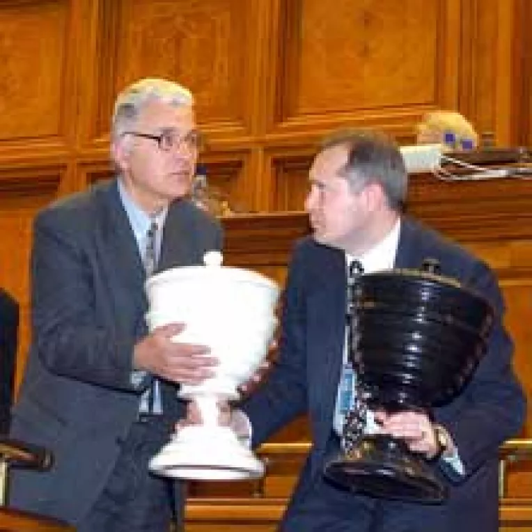 Motiunea de cenzura, buna si pentru Putere, si pentru Opozitie