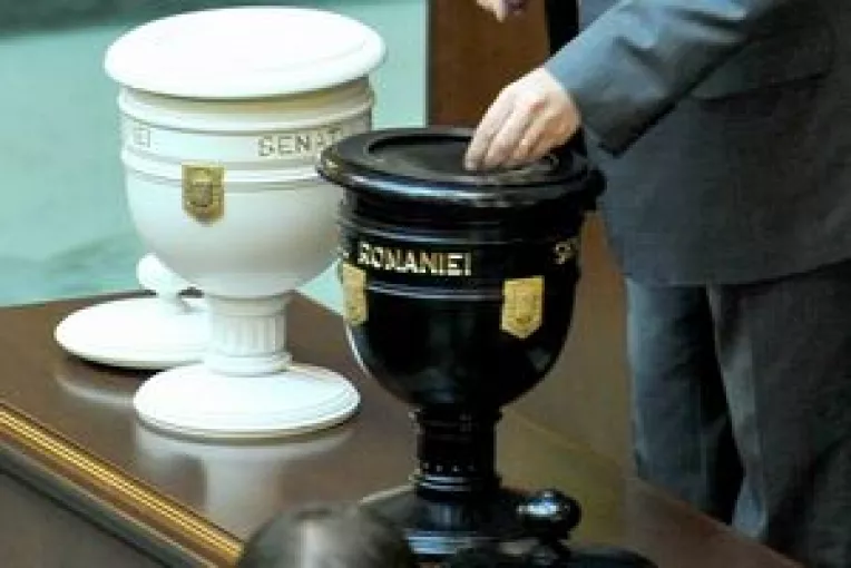 Motiunea de cenzura, semnata si de cativa parlamentari ai puterii