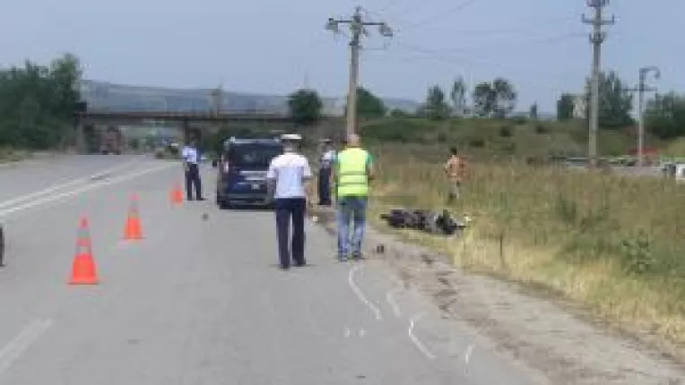 Motociclist acrosat cu oglinda autoturismului