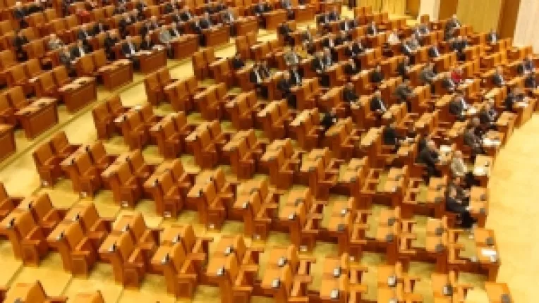 Multi dintre parlamentarii PDL vin la Parlament doar pentru a semna condica de prezenta si apoi dispar