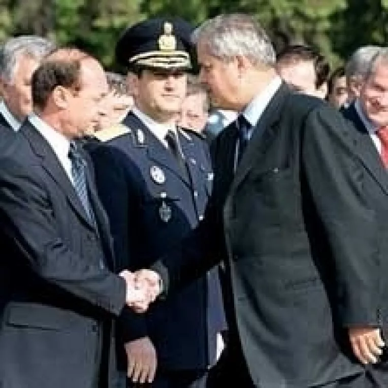 Nastase ii cere lui Basescu sa se retraga din turul doi