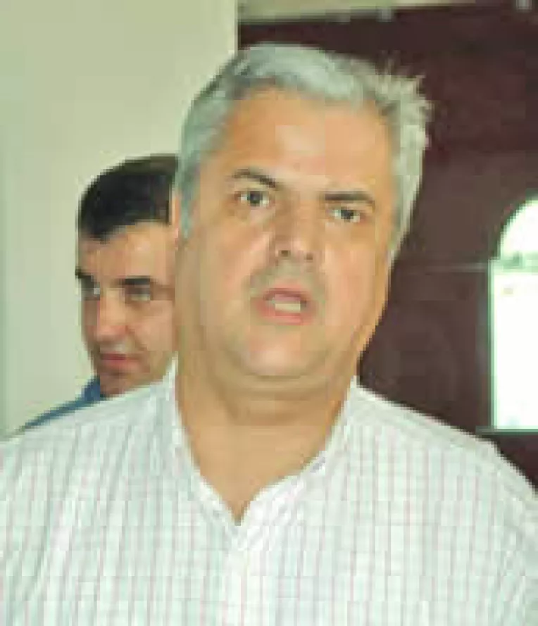 Nastase-sapte case a casunat pe Basescu-patru case