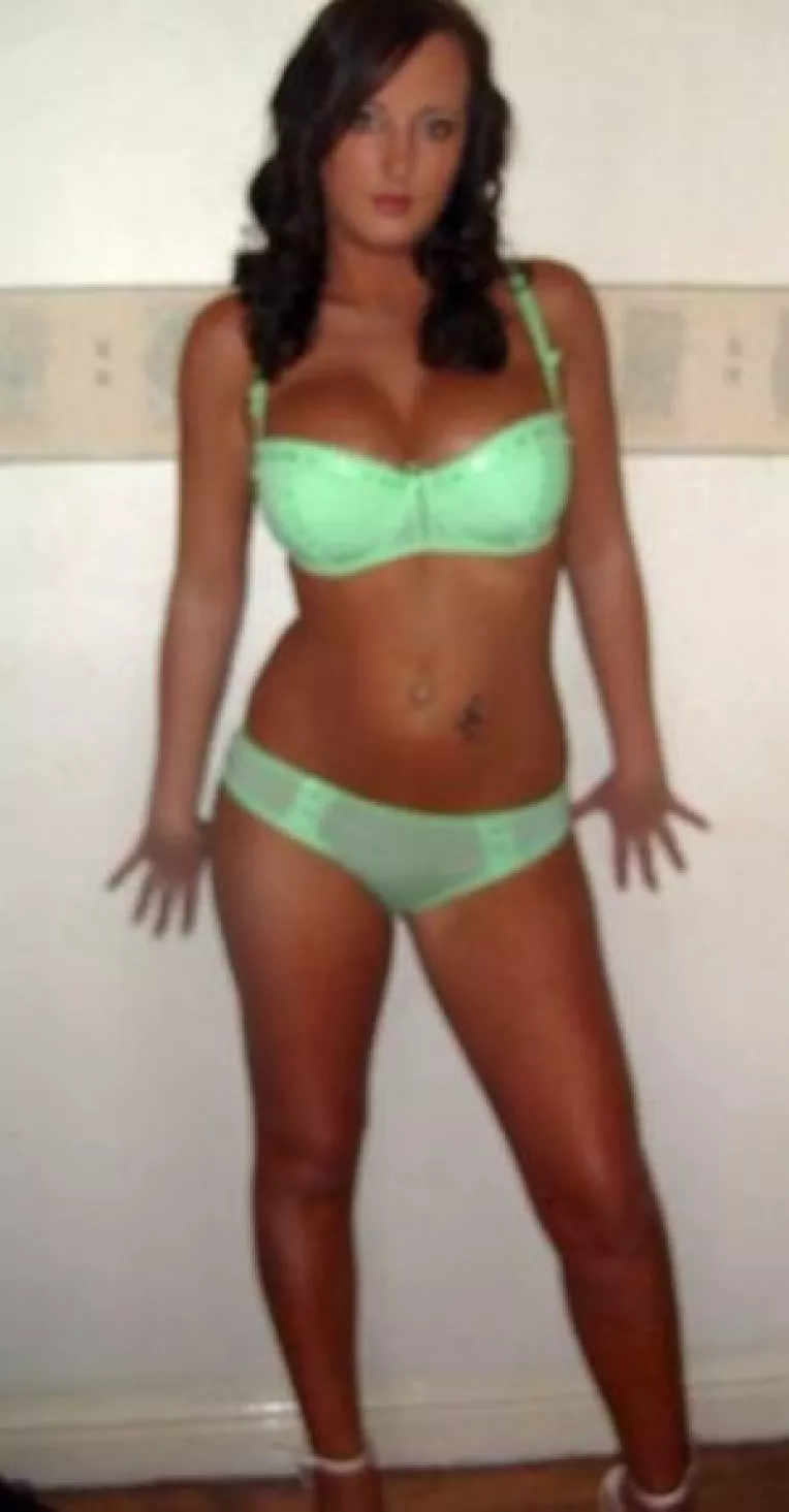 Nicola Haighton a postat fotografii pe Facebook, care au dat-o de gol ca e casatorita si ca nu-si creste singura copilul