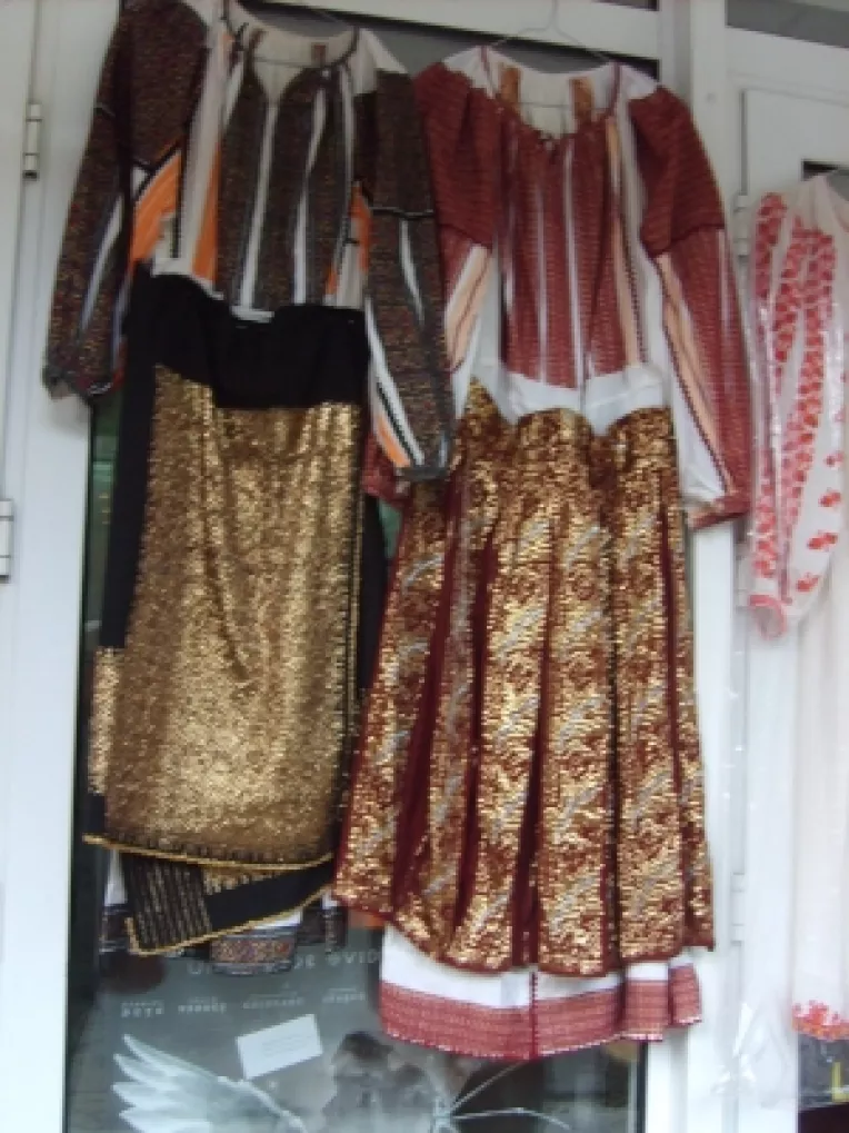 Nicolae Vestea: "Camasi cu poale si valnic si vase din lut fermentat, la targul Piata Taraneasca si Mester(esti), la MTR!"

  