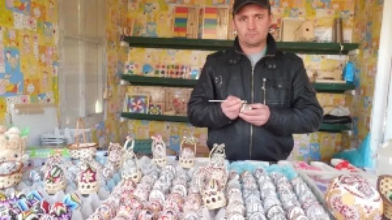 Nicolai Drajmici din comuna Vatra Moldovitei, judetul Suceava: "Sunt singurul barbat din zona mea care incondeiaza oua!"