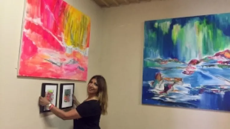 Nicoleta Jutka, o romanca stabilita de 27 de ani in Germania, isi expune lucrarile la Art Safari