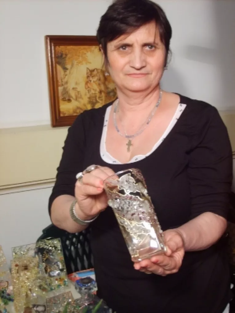 Nina Turcan: "Vaze si tablouri din sticla cu pietre!"