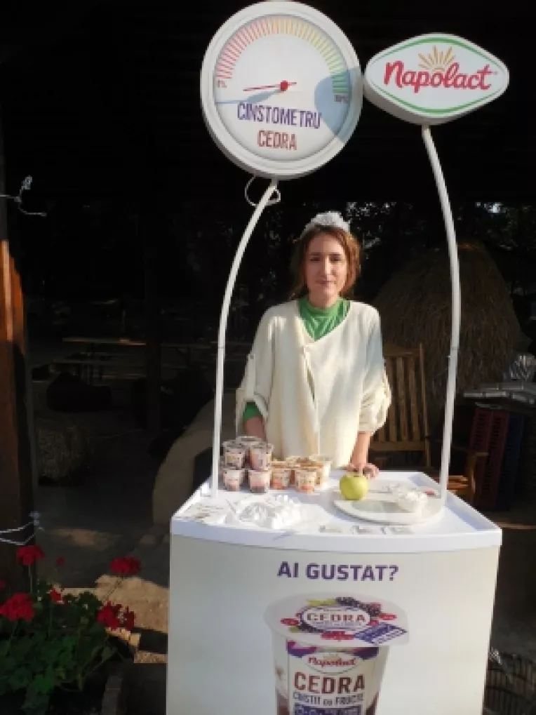 Noul iaurt Cedra - cinstit cu fructe, de la Napolact, in curtea Muzeului Taranului Roman