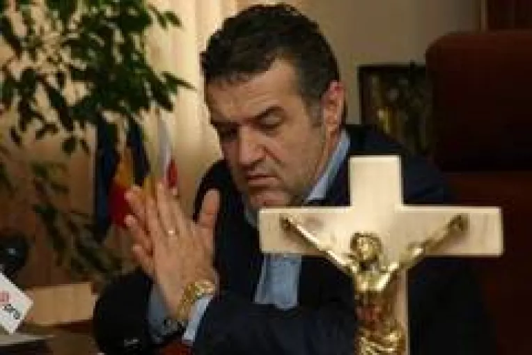 Numele lui Gigi Becali a rasunat Duminica in biserica din Pipera