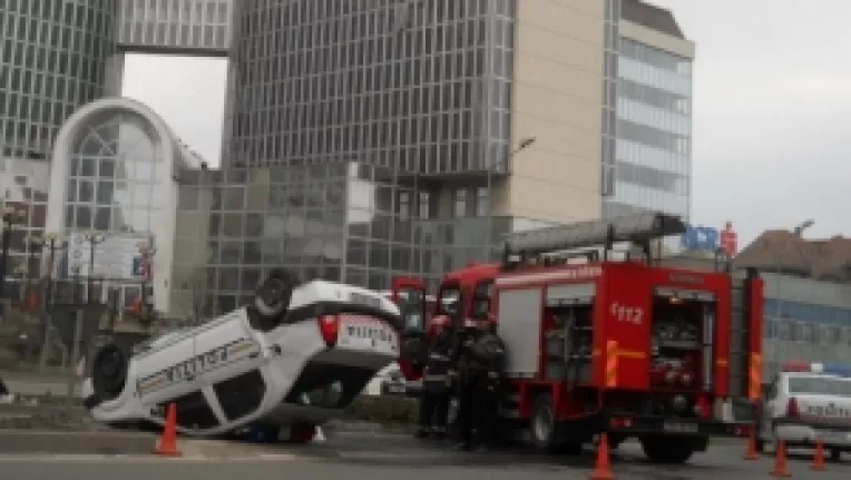 O autospeciala de politie s-a rasturnat intr-o intersectie din centrul orasului Targu Mures 